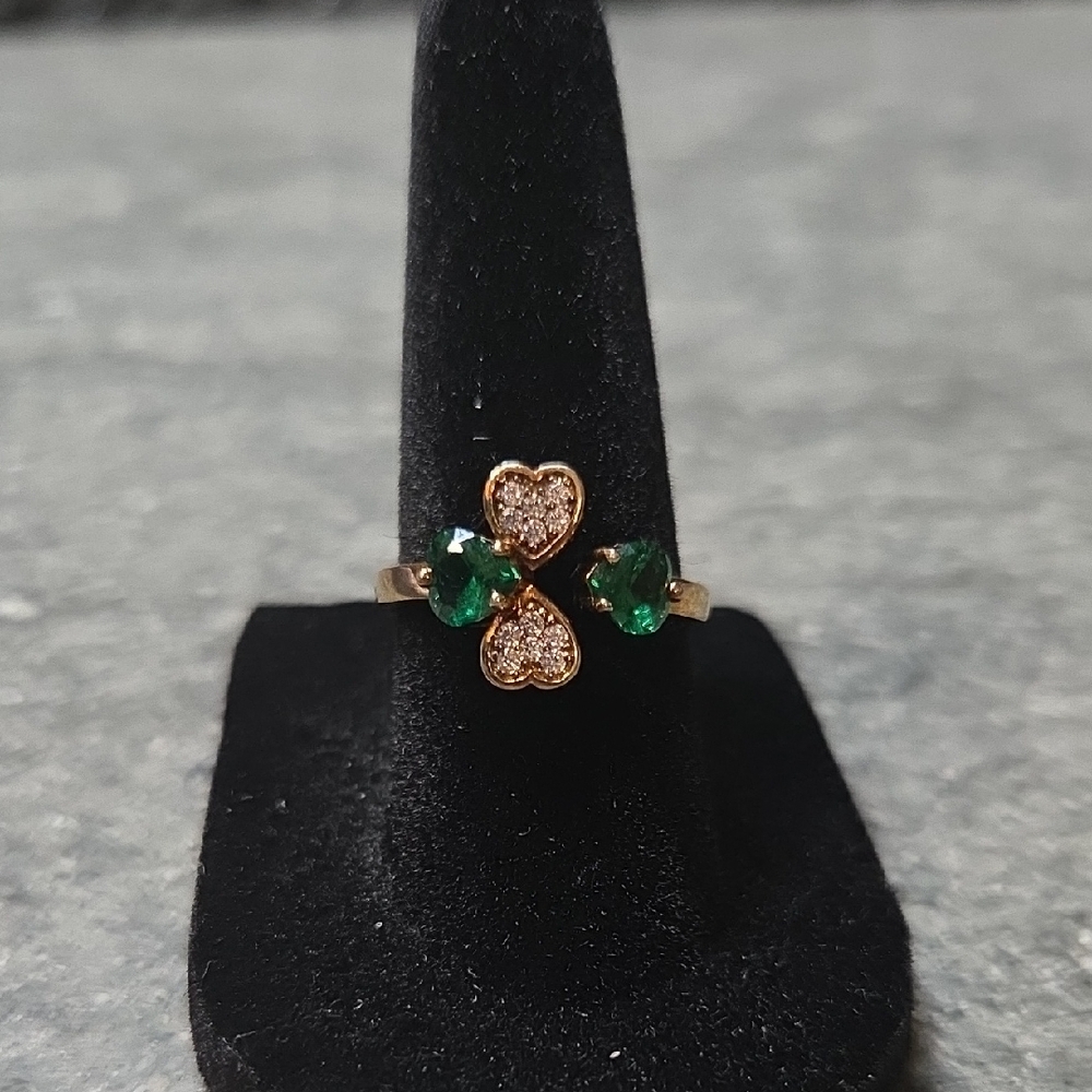 Elegant Gold and Green Heart Ring